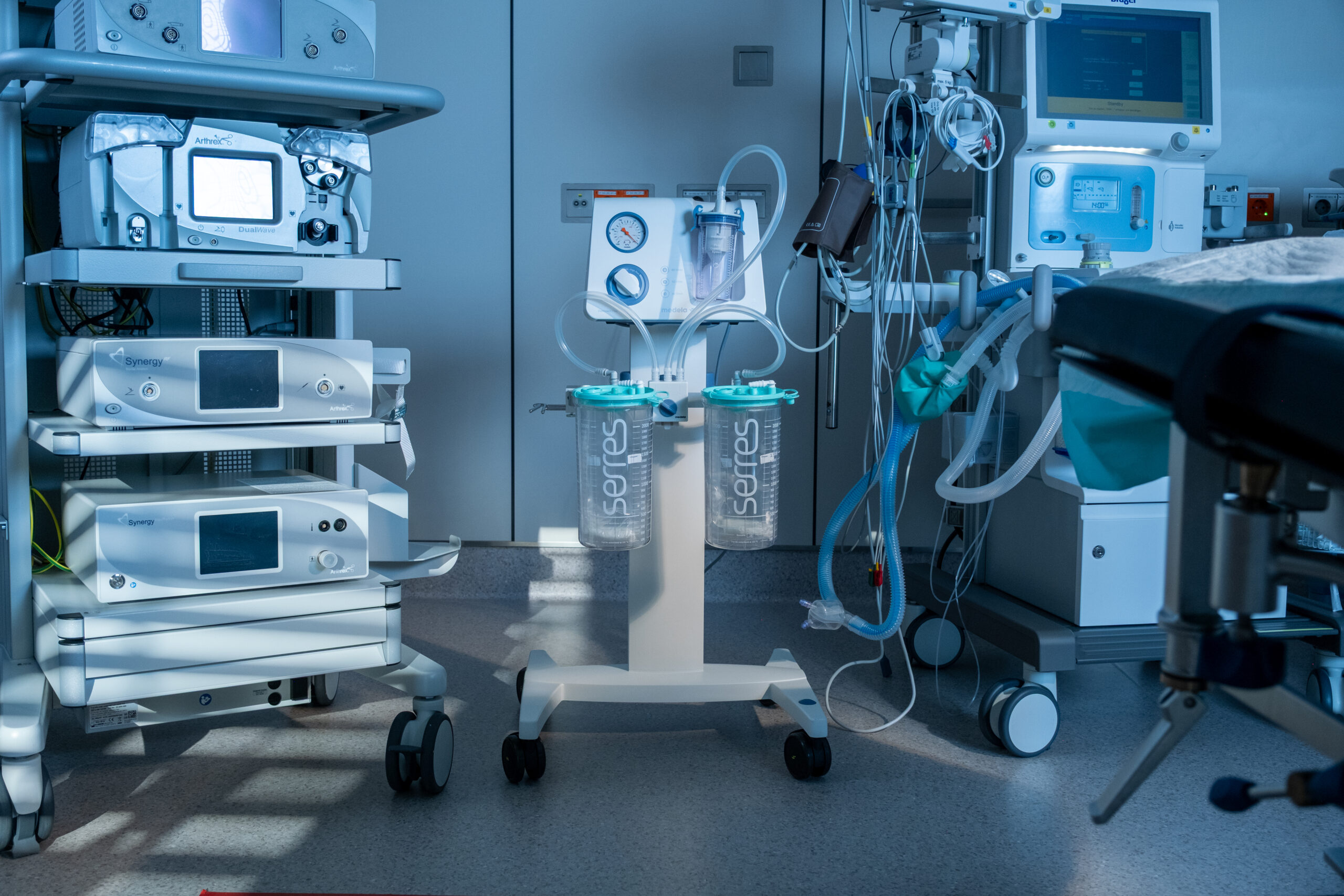 Intensiv-/OP-Technik: Gerätewagen, Absaugbehälter und Monitor-/Beatmungsgeräte.